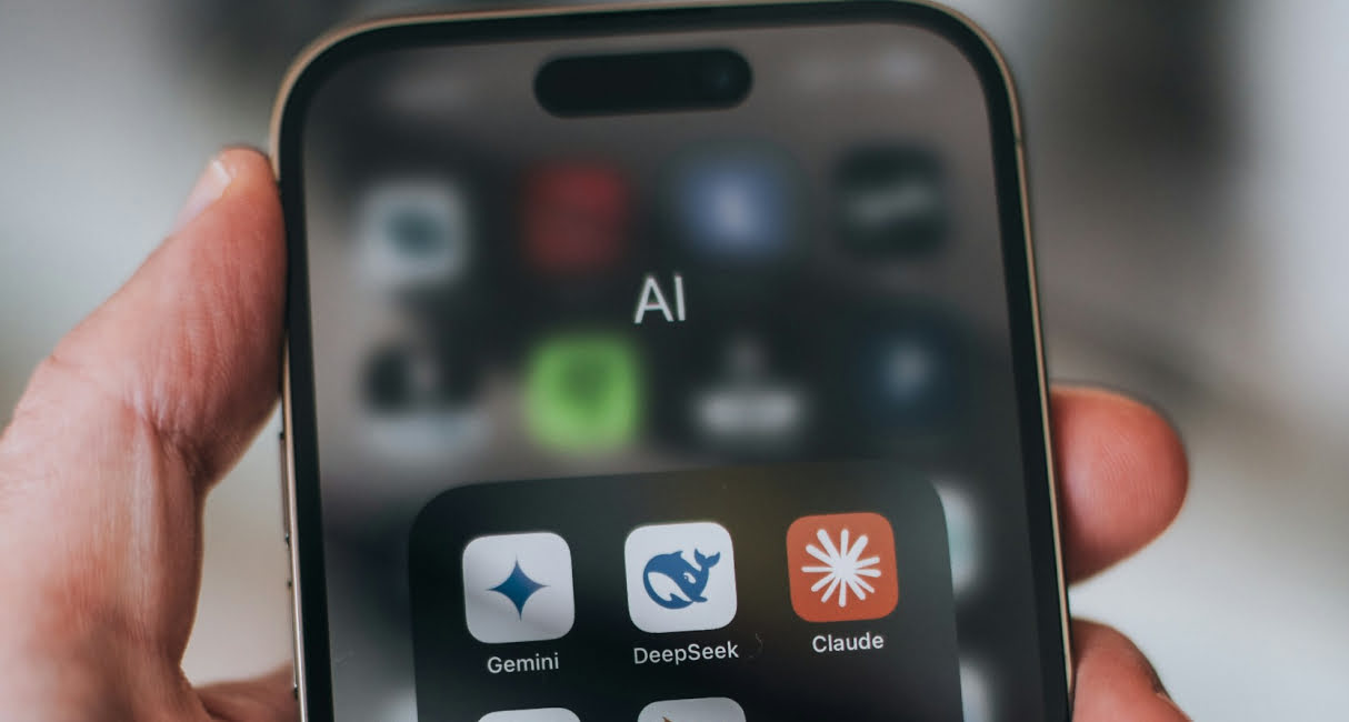 Prompt Engineering vs Fine-Tuning: How to Choose the Best AI Strategy for a Company? - 1
